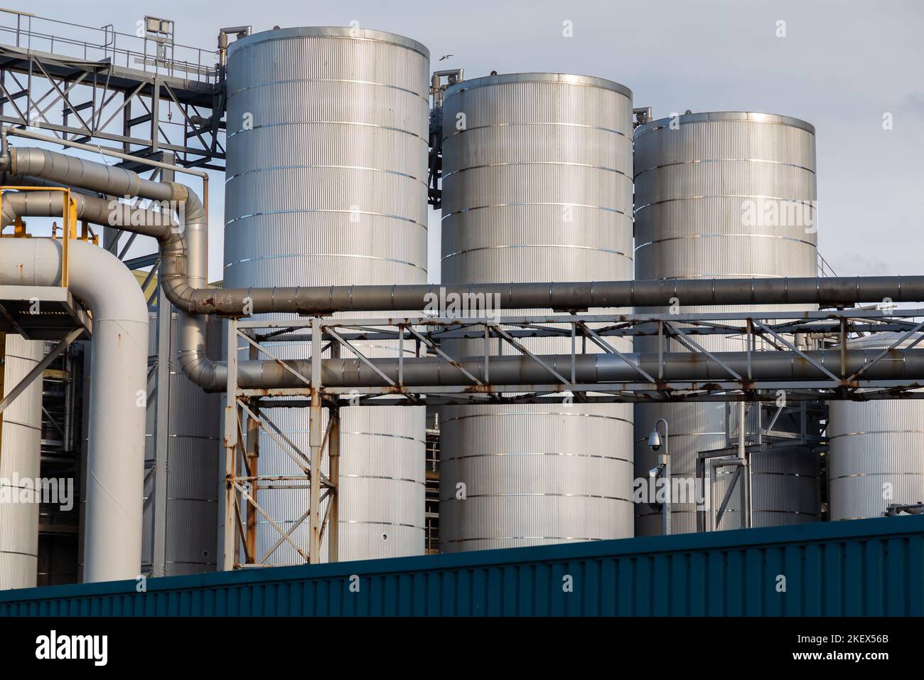 Liverpool, Regno Unito: Serbatoi di metallo e tubazioni, UM Storage Facility, Regent Road. Grandi contenitori di oli vegetali e melasse. Foto Stock
