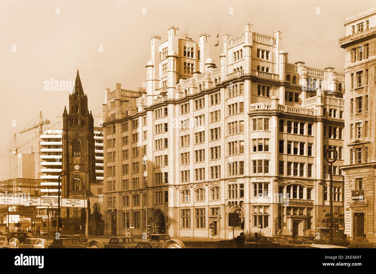 Liverpool vintage, 1969, Tower Buildings and Historic Church, "nostra Signora e San Nicola" vicino al Pier Head. Immagine di seppia Foto Stock