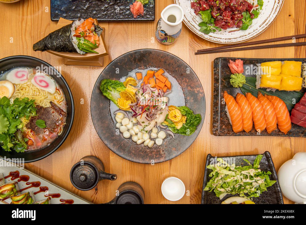 Ricette giapponesi di pesce con l'eterno sushi, salmoni sashimi, un ramen con carne e verdure e un peruviano spigola ceviche al centro Foto Stock