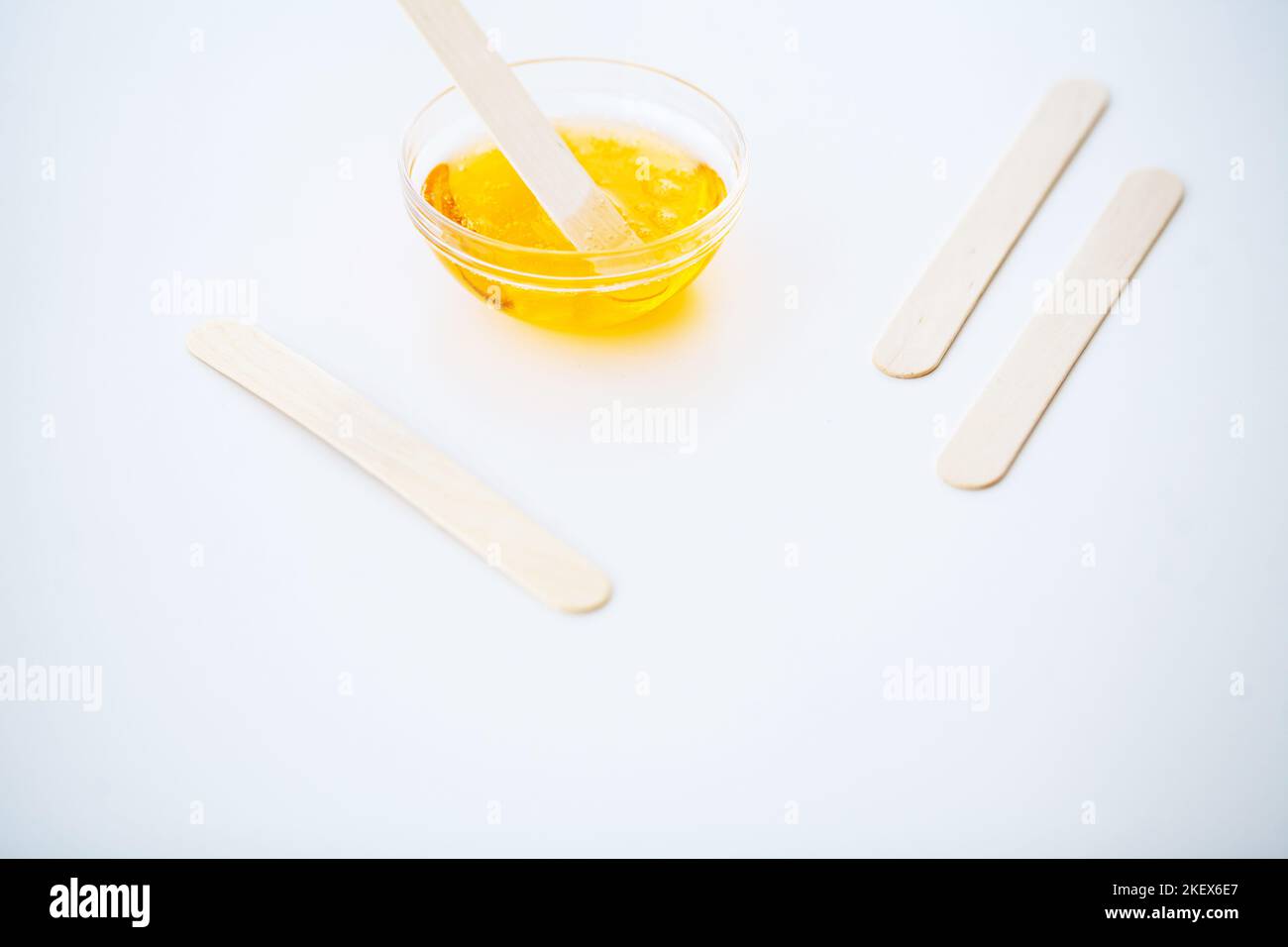 Ceretta. Pasta per zuccherare in salone di bellezza. Concetto di  depilazione con cera e bastoni su sfondo bianco vista dall'alto Foto stock  - Alamy