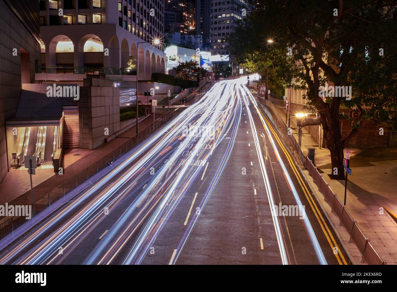 Le strade della città di Hong Kong di notte Foto Stock
