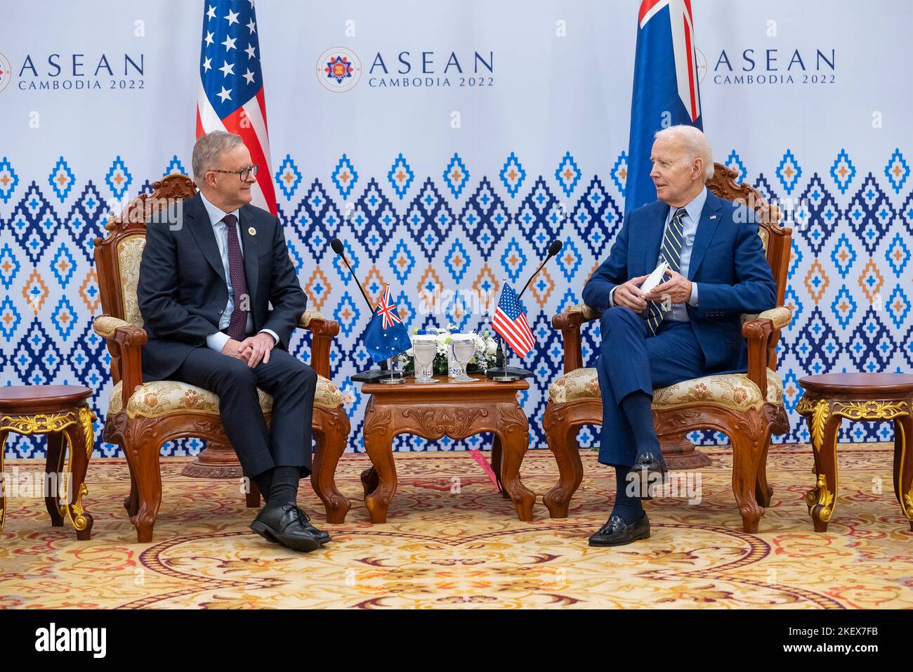 Phnom Penh, Cambogia. 13th Nov 2022. Il presidente degli Stati Uniti Joe Biden, tiene un incontro bilaterale faccia a faccia con il primo ministro australiano Anthony Albanese, a sinistra, a margine del vertice ASEAN, il 13 novembre 2022, a Phnom Penh, Cambogia. Credit: Adam Schultz/White House Photo/Alamy Live News Foto Stock