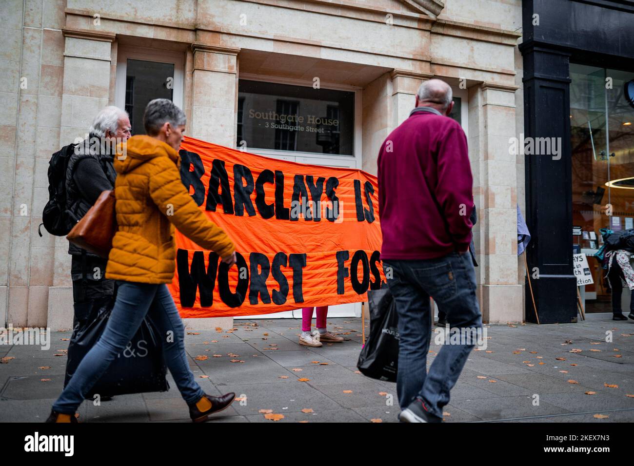 Extinction Rebellion 'Dirty Scrubbers' protesta contro la Barclays Bank a Southgate, Bath, evidenziando l'investimento della banca nei combustibili fossili. Foto Stock