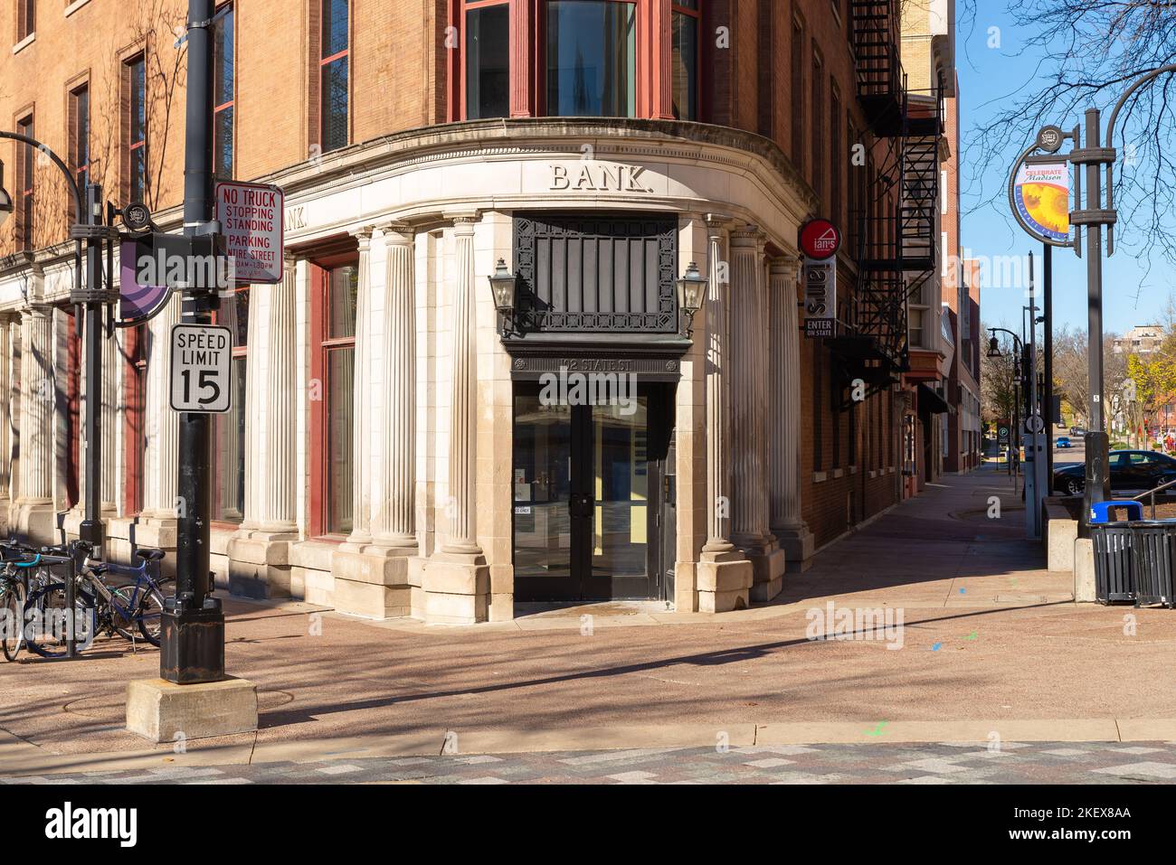 Madison, Wisconsin - Stati Uniti - 7th novembre 2022: Esterno di un vecchio edificio bancario a Madison, Wisconsin, Stati Uniti. Foto Stock