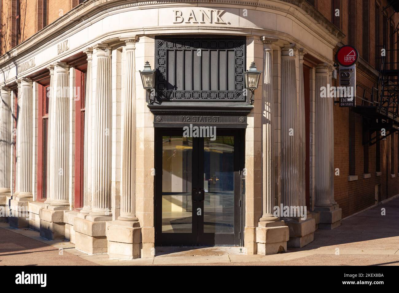 Madison, Wisconsin - Stati Uniti - 7th novembre 2022: Esterno di un vecchio edificio bancario a Madison, Wisconsin, Stati Uniti. Foto Stock