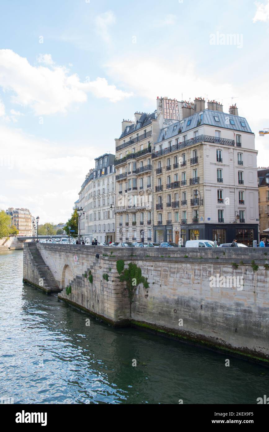 Tradizionale edificio residenziale vicino al fiume Senna. Parigi, Francia Foto Stock