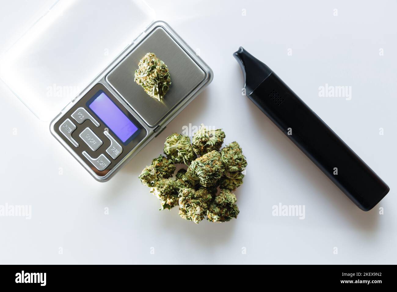 FLOS di cannabis, mucchio di marijuana medica accanto al vaporizzatore e scala di precisione, modo sicuro per prendere la medicina Foto Stock