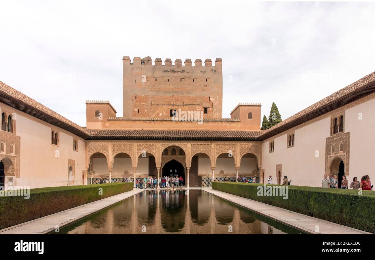 La gente guarda l'architettura islamica e i lavori d'acqua in Alhambra, Granada, Andalusia, Spagna Foto Stock
