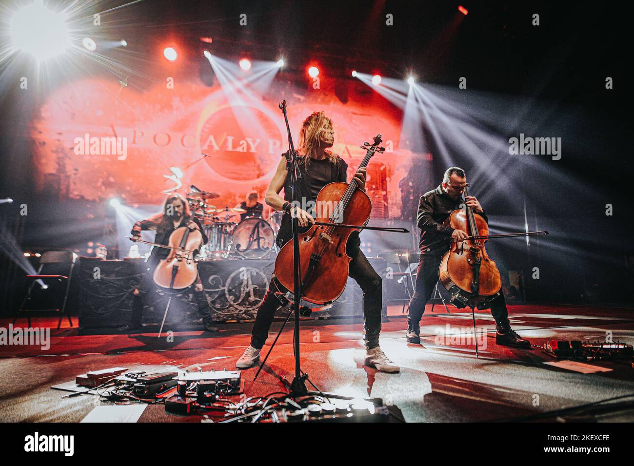 Wroclaw, Wroclaw, Polonia. 12th Nov 2022. I maestri del violoncello hanno tenuto un grande concerto nella Centennial Hall di Wroclaw. Come sempre, i musicisti di Apocalyptica hanno attirato molti fan. (Credit Image: © Krzysztof Zatycki/ZUMA Press Wire) Foto Stock