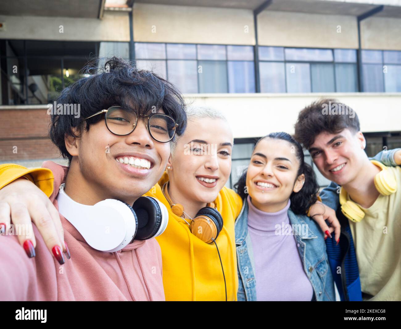 Gruppo di studenti multietnici che si divertono. POV Selfie foto Foto Stock