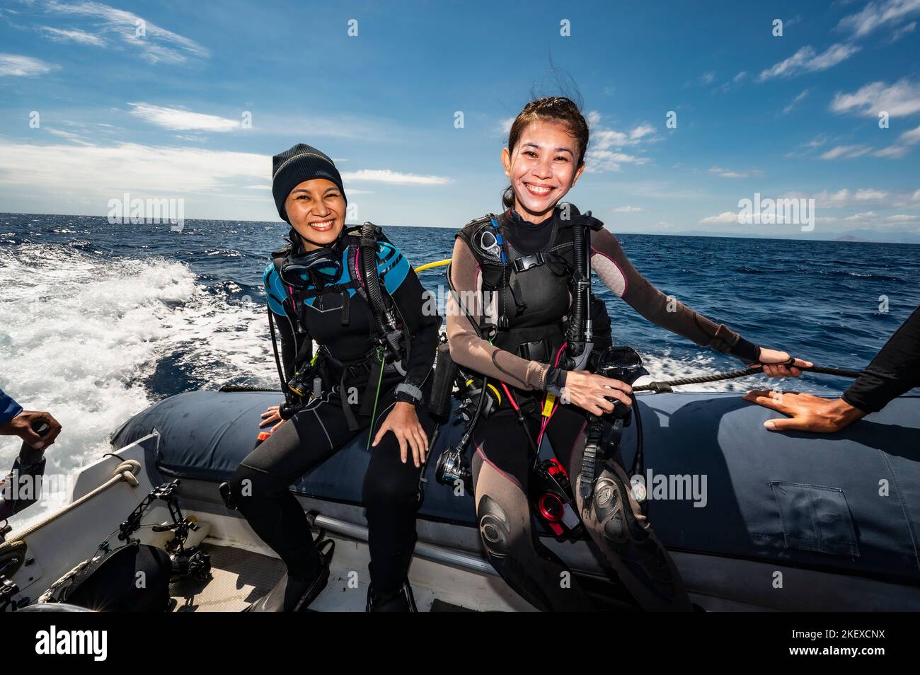 Tuffatori sulla strada per un sito di immersione vicino a Flores Island a Komodo Foto Stock