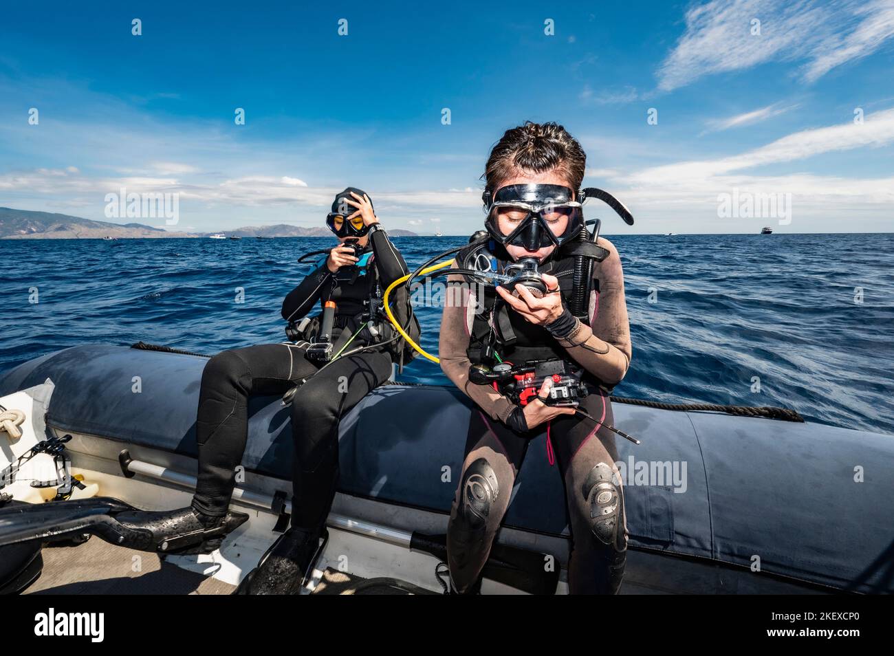 Subacquei che eseguono un backroll vicino a Flores Island a Komodo Foto Stock