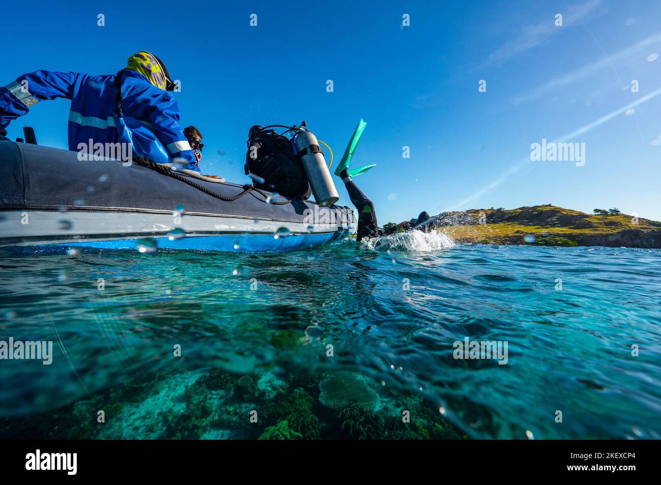 Subacquei che eseguono un backroll vicino a Flores Island a Komodo Foto Stock