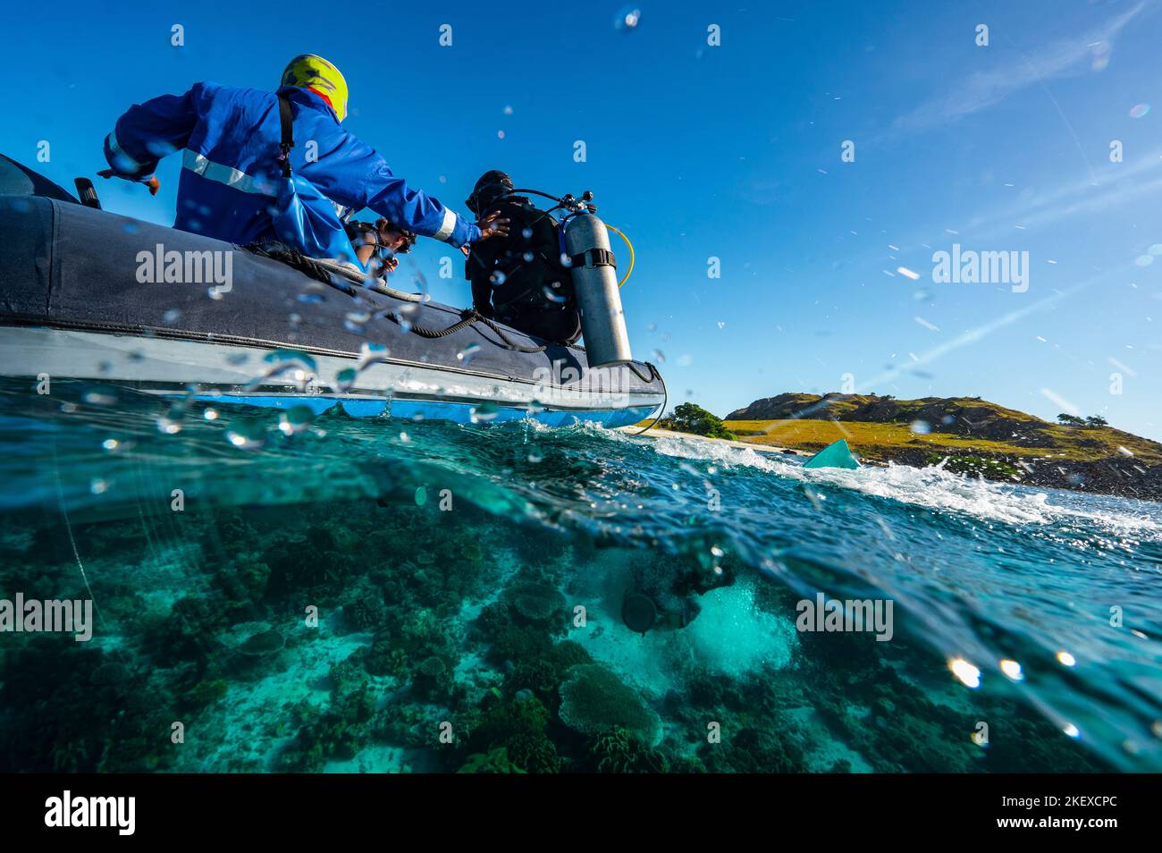 Subacquei che eseguono un backroll vicino a Flores Island a Komodo Foto Stock