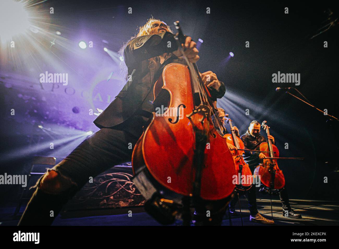 Wroclaw, Wroclaw, Polonia. 12th Nov 2022. I maestri del violoncello hanno tenuto un grande concerto nella Centennial Hall di Wroclaw. Come sempre, i musicisti di Apocalyptica hanno attirato molti fan. In pic: Perttu Kivilaakso (Credit Image: © Krzysztof Zatycki/ZUMA Press Wire) Foto Stock