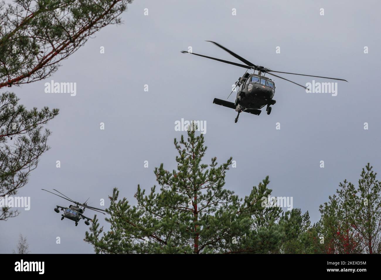 I soldati statunitensi assegnati a 3rd Squadrone, 6th reggimento di cavalleria, Brigata dell'Aviazione di combattimento, 1st Divisione Armorata (1AD CAB), utilizzano UH-60 Black Hawks per supportare i soldati statunitensi assegnati a Bravo Battery, Death Dealers, 2nd Battaglione, 174th Regimento dell'Artiglieria di Difesa aerea (2-174 ADA), entrambi controllati operativamente da 1st Divisione Fanteria (1 ID), condurre le operazioni di tracciamento del plotone durante l'esercizio di addestramento sul campo di incontri ravvicinati a Camp Ādaži, Lettonia, 9 novembre 2022. I CAB 2-174 ADA e 1AD sono tra le altre unità assegnate al 1 ID, orgogliosamente lavorando insieme agli alleati NATO e regionali Foto Stock