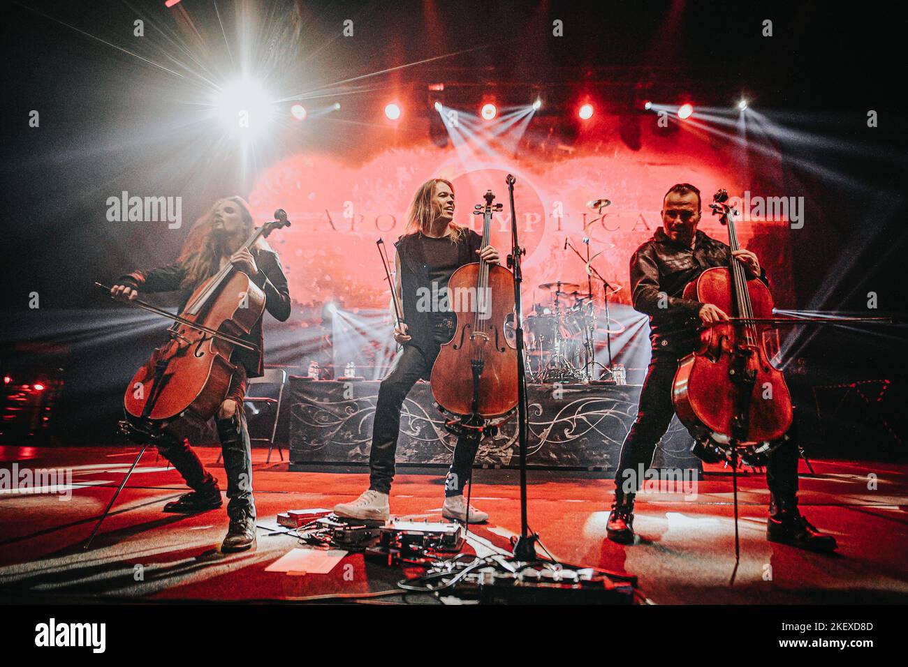 Wroclaw, Wroclaw, Polonia. 12th Nov 2022. I maestri del violoncello hanno tenuto un grande concerto nella Centennial Hall di Wroclaw. Come sempre, i musicisti di Apocalyptica hanno attirato molti fan. (Credit Image: © Krzysztof Zatycki/ZUMA Press Wire) Foto Stock