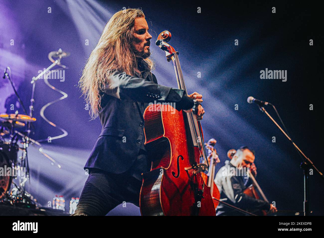 Wroclaw, Wroclaw, Polonia. 12th Nov 2022. I maestri del violoncello hanno tenuto un grande concerto nella Centennial Hall di Wroclaw. Come sempre, i musicisti di Apocalyptica hanno attirato molti fan. (Credit Image: © Krzysztof Zatycki/ZUMA Press Wire) Foto Stock