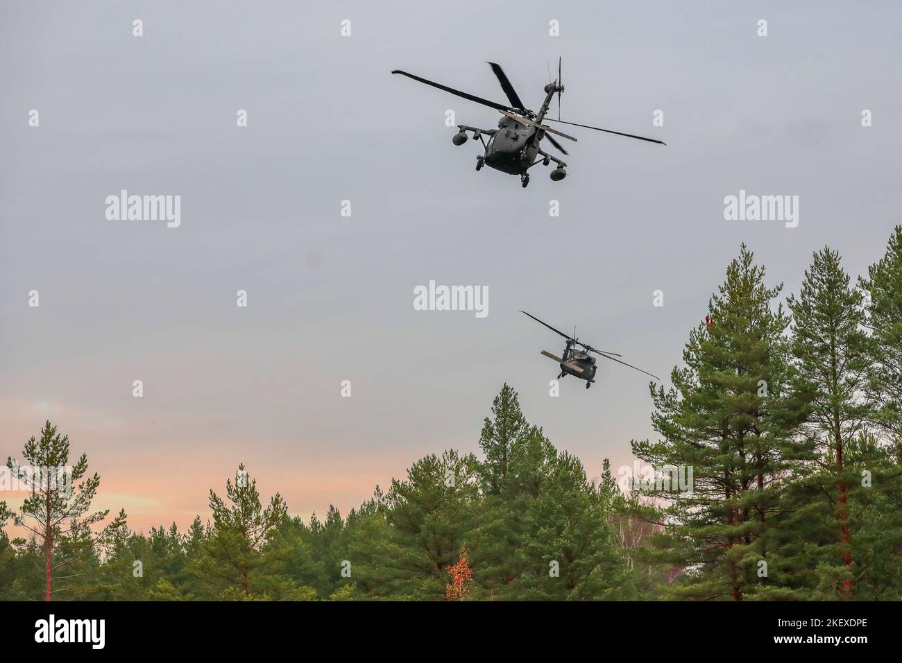 I soldati statunitensi assegnati a 3rd Squadrone, 6th reggimento di cavalleria, Brigata dell'Aviazione di combattimento, 1st Divisione Armorata (1AD CAB), utilizzano UH-60 Black Hawks per supportare i soldati statunitensi assegnati a Bravo Battery, Death Dealers, 2nd Battaglione, 174th Regimento dell'Artiglieria di Difesa aerea (2-174 ADA), entrambi controllati operativamente da 1st Divisione Fanteria (1 ID) condurre le operazioni di tracciamento del plotone durante l'esercizio di addestramento sul campo di incontri ravvicinati a Camp Ādaži, Lettonia, 9 novembre 2022. I CAB 2-174 ADA e 1AD sono tra le altre unità assegnate al 1 ID, orgogliosamente lavorando insieme agli alleati NATO e regionali Foto Stock
