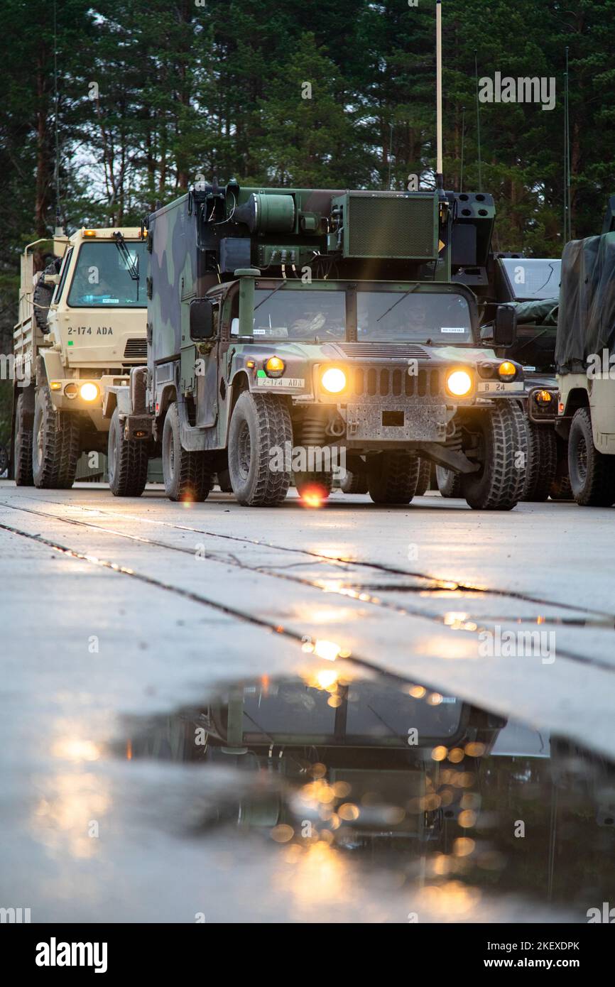 Soldati statunitensi assegnati a Bravo Battery, Death Dealers, 2nd battaglione, 174th Air Defense Artillery Regiment (2-174 ADA) operativamente controllati da 1st Divisione di Fanteria (1 ID), preparare AN/TWQ-1 Avengers per un convoglio durante l'esercizio di addestramento sul campo di incontro a Ādaži, Lettonia, 9 novembre 2022. L’ADA del 2-174 sta lavorando con orgoglio, tra le altre unità, insieme all’ID del 1, agli alleati della NATO e ai partner della sicurezza regionale per fornire forze credibili dal combattimento al V Corps, il corpo americano schierato in futuro in Europa. (STATI UNITI Foto della Guardia Nazionale militare di SPC. Ancheta) Foto Stock
