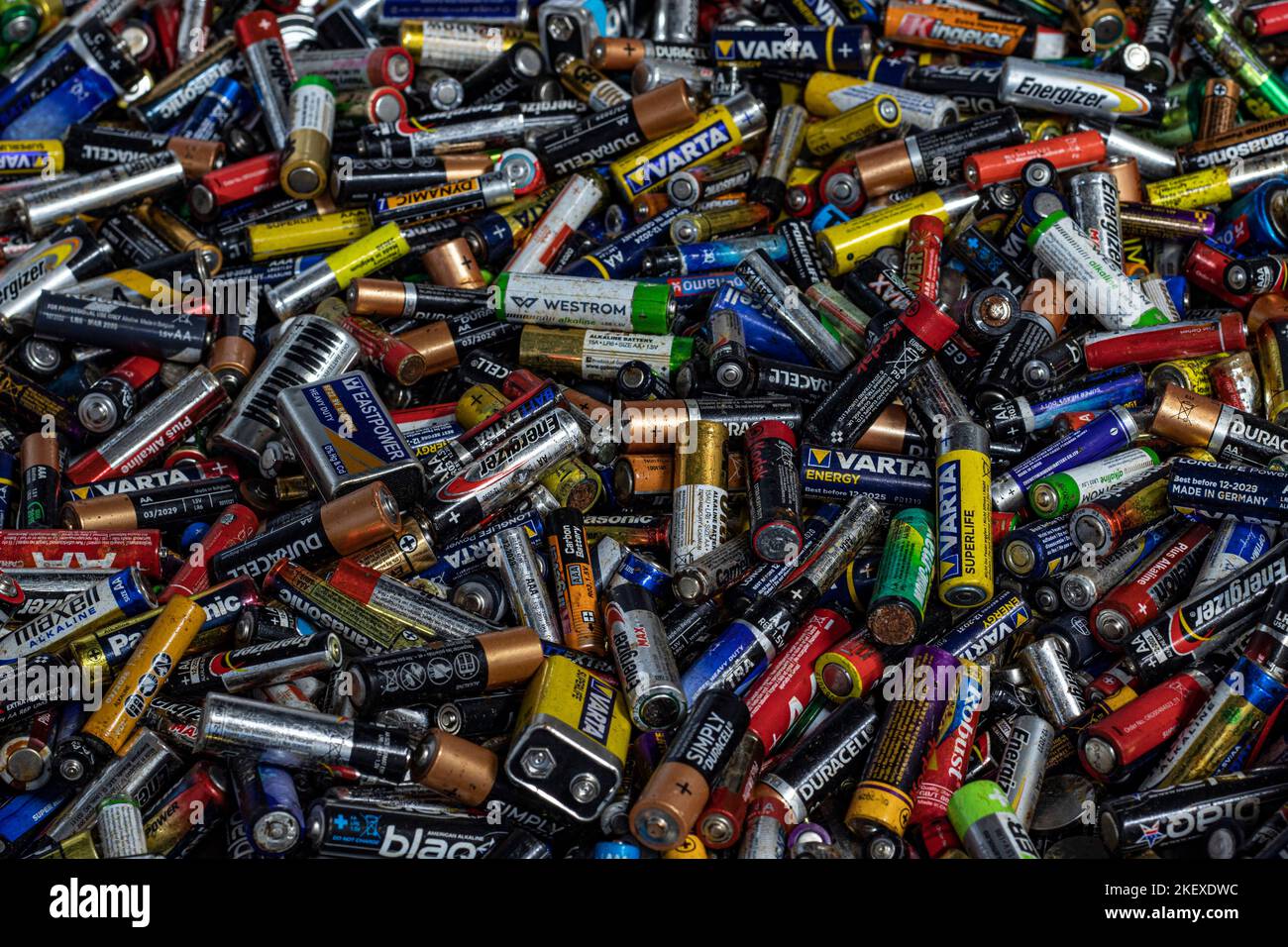 Vecchie batterie usate di vario tipo Foto Stock