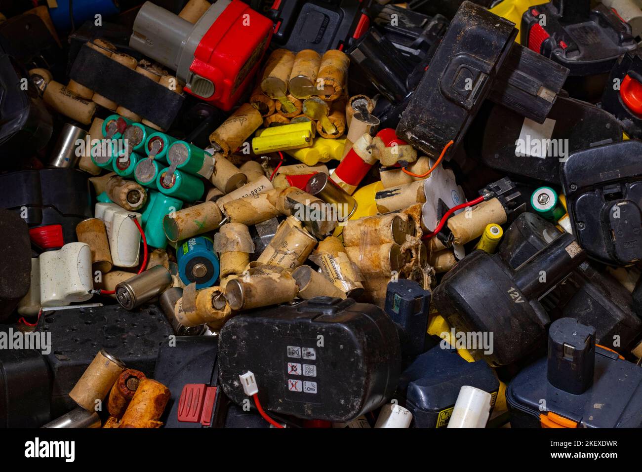 Vecchie pile usate e accumulatori di vario tipo Foto Stock