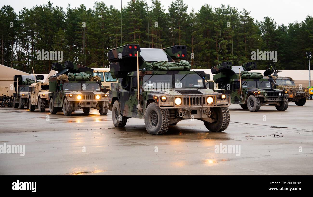 Soldati statunitensi assegnati a Bravo Battery, Death Dealers, 2nd battaglione, 174th Air Defense Artillery Regiment (2-174 ADA) operativamente controllati da 1st Divisione di Fanteria (1 ID), preparano SISTEMI missilistici superficie-aria semoventi AN/TWQ-1 Avenger per un convoglio durante un esercizio di addestramento sul campo, Operation Close Encounters a Camp Ādaži, Lettonia, 9 novembre 2022. L’ADA del 2-174 sta lavorando con orgoglio, tra le altre unità, insieme all’ID del 1, agli alleati della NATO e ai partner della sicurezza regionale per fornire forze credibili dal combattimento al V Corps, il corpo americano schierato in futuro in Europa. (STATI UNITI Foto della Guardia Nazionale militare di SPC. Foto Stock