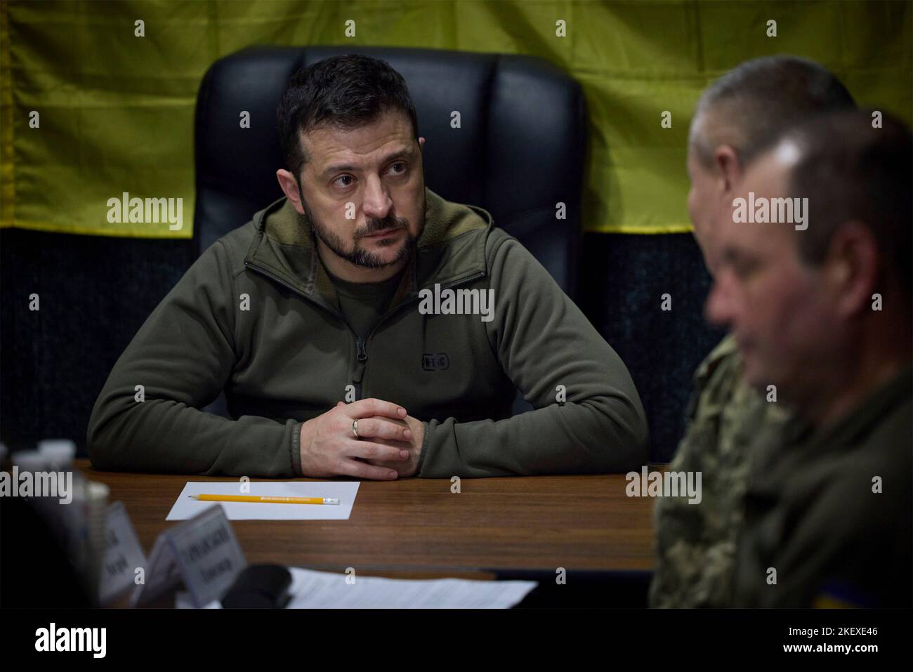 Mykolaiv, Ucraina. 14th Nov 2022. Il presidente ucraino Volodymyr Zelenskyy, di sinistra, ascolta il generale brigadiere Oleksandr Tarnavskyi, di destra, durante un incontro sulla stabilizzazione della situazione umanitaria dopo la liberazione delle regioni di Mykolaiv e Kherson, 14 novembre 2022 a Mykolaiv, Ucraina. Zelenskyy ha visitato la città ripresa dall'occupazione russa in un colpo al presidente Vladimir Putin. Credit: Presidenza Ucraina/Ufficio stampa presidenziale Ucraina/Alamy Live News Foto Stock