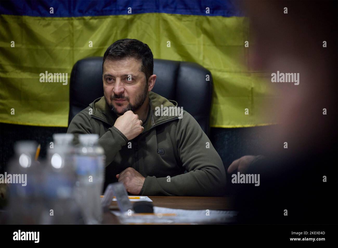 Mykolaiv, Ucraina. 14th Nov 2022. Il presidente ucraino Volodymyr Zelenskyy, partito, ascolta durante un incontro sulla stabilizzazione della situazione umanitaria dopo la liberazione delle regioni di Mykolaiv e Kherson, 14 novembre 2022 a Mykolaiv, Ucraina. Zelenskyy ha visitato la città ripresa dall'occupazione russa in un colpo al presidente Vladimir Putin. Credit: Presidenza Ucraina/Ufficio stampa presidenziale Ucraina/Alamy Live News Foto Stock