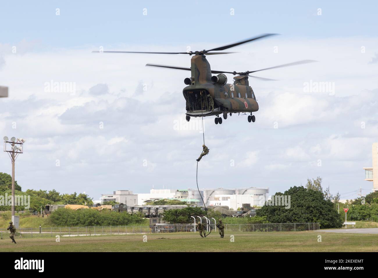 I membri di 15th Brigade, Japan Ground Self Defense Force (JGSDF), conducono operazioni rapide su corda durante un evento di addestramento a Camp Naha, Okinawa, Giappone, 6 novembre 2022. L'unità Helo 15th ha condotto una formazione aerea, che ha coinciso con il 12th° anniversario della Brigata JGSDF 15th. (STATI UNITI Corpo marino foto di CPL. Dalton J. Payne) Foto Stock