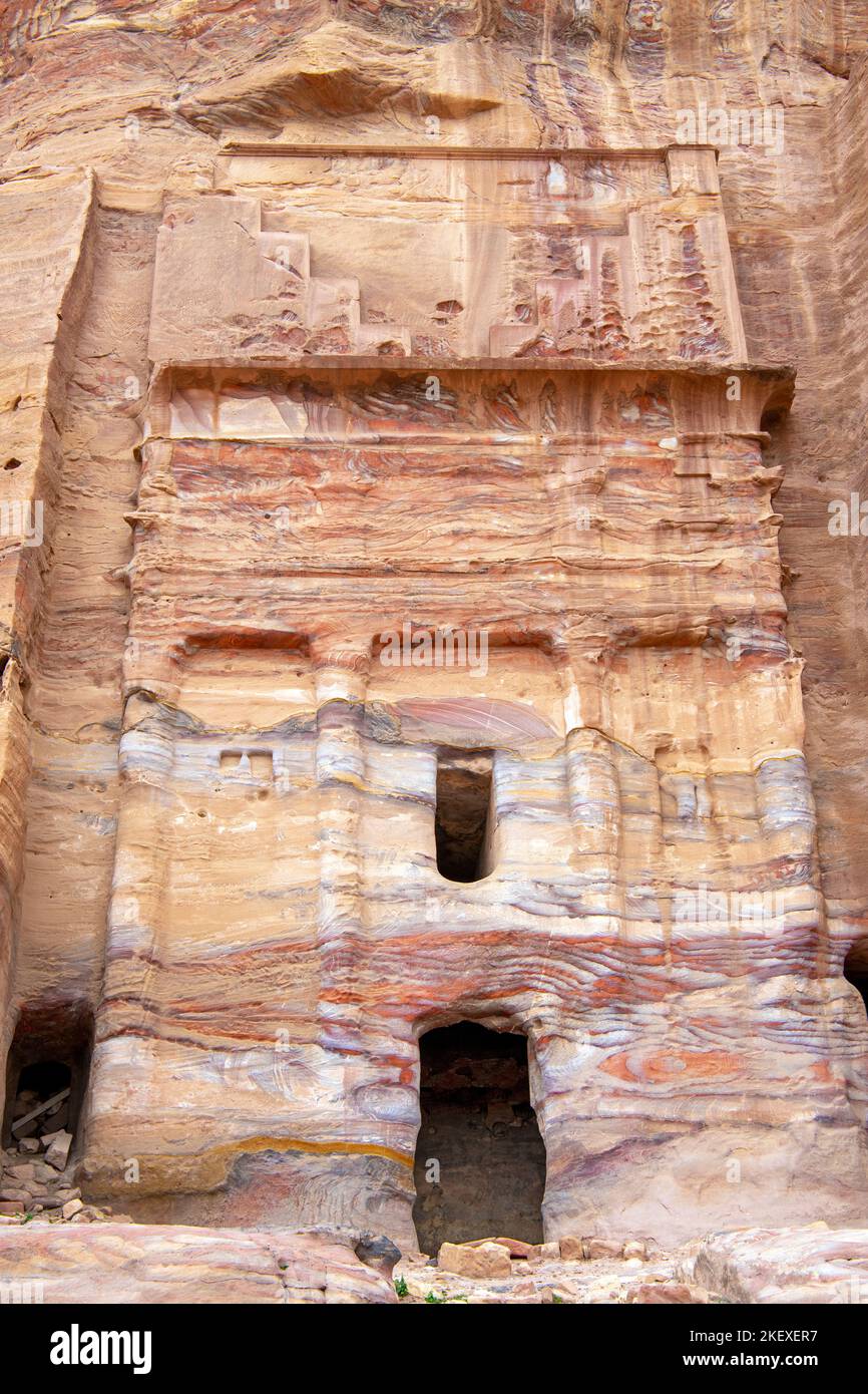 Tomba reale di seta multicolore facciata in pietra venata Petra Jordan Foto Stock