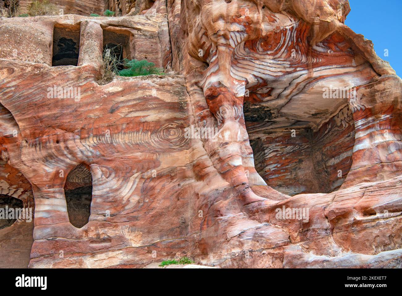 Tombe rupestri a più vele con splendide vortici Petra Jordan Foto Stock