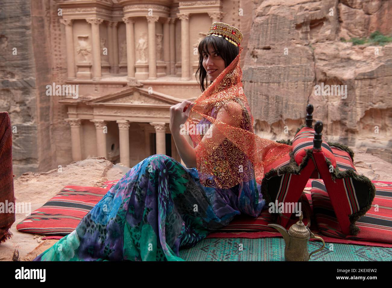 Donna rumena in posa davanti al Tesoro Petra Jordan Foto Stock