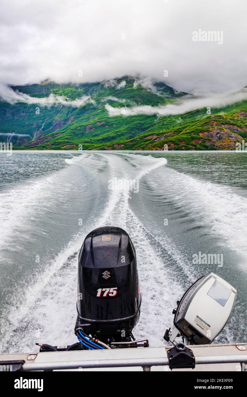 Il motoscafo crea onde grafiche; Valdez Arm; Prince William Sound; Alaska; USA Foto Stock