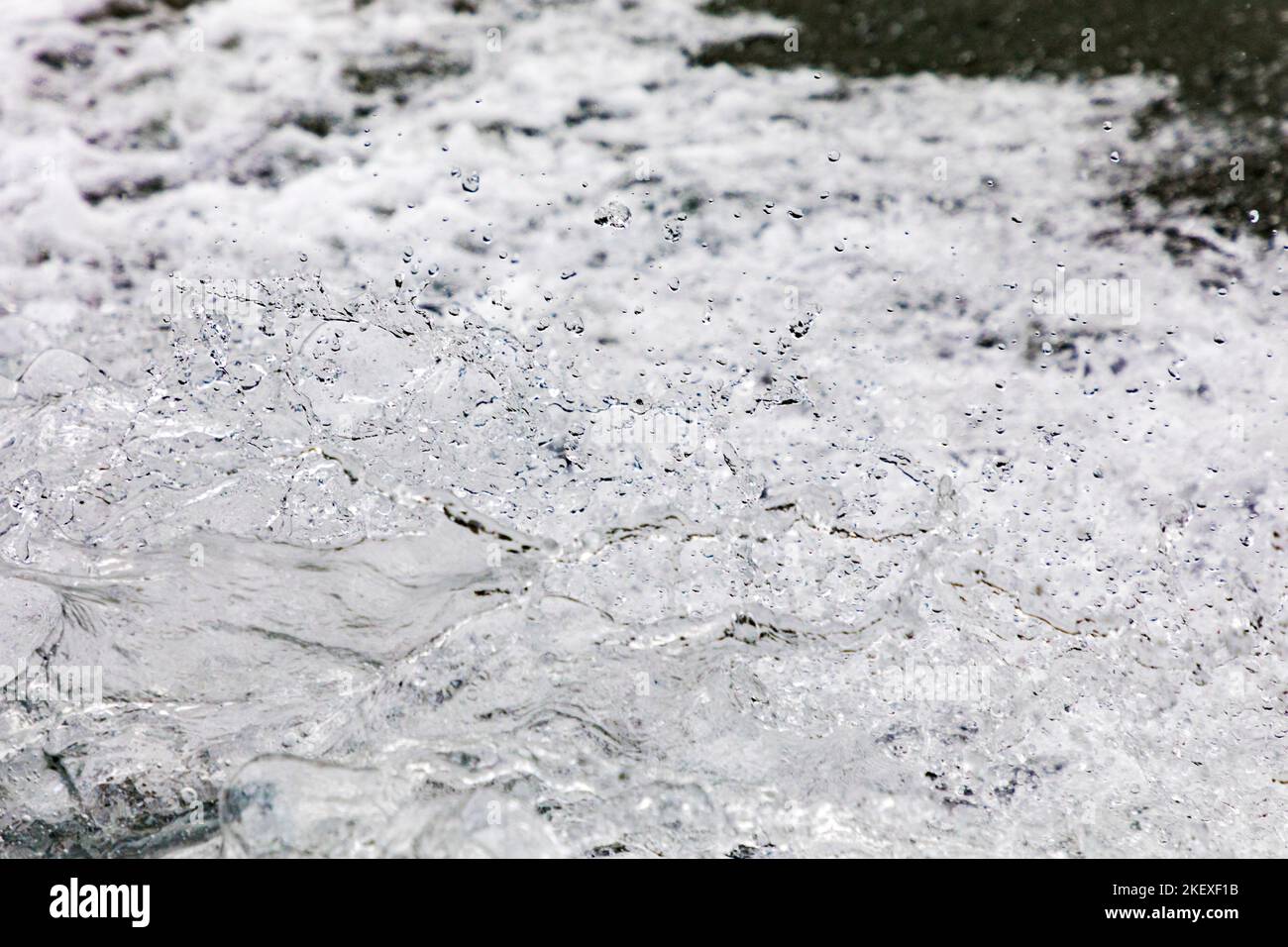 Il motoscafo crea gocce d'acqua grafiche; Valdez Arm; Prince William Sound; Alaska; USA Foto Stock