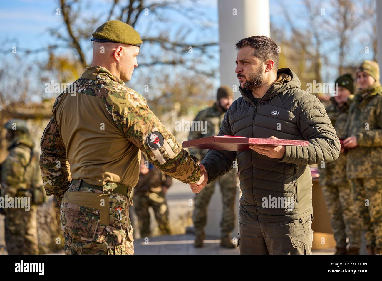 Nell'ambito di un viaggio di lavoro nella parte de-occupata della regione di Kherson, il presidente dell'Ucraina Volodymyr Zelensky ha consegnato premi statali ai militari ucraini che si sono distinti durante la liberazione di Kherson e della regione. Foto Stock