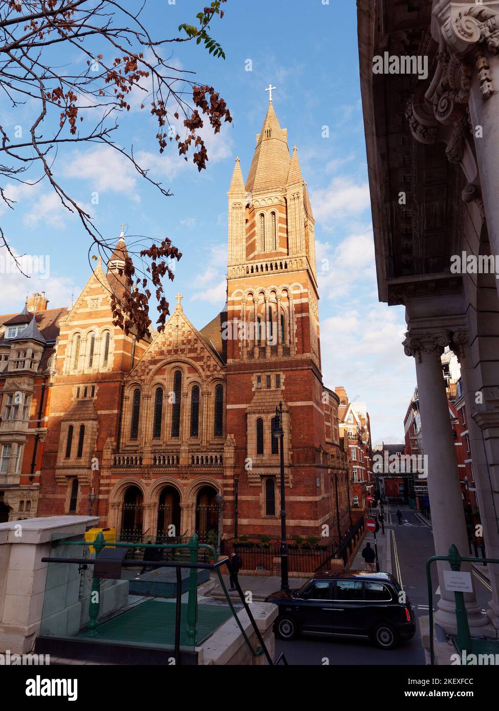 Cattedrale Cattolica Ukraniana su Duke Street, vista dai Brown Hart Gardens, Mayfair, Londra. Foto Stock