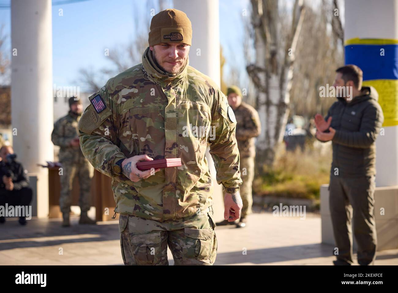 Nell'ambito di un viaggio di lavoro nella parte de-occupata della regione di Kherson, il presidente dell'Ucraina Volodymyr Zelensky ha consegnato premi statali ai militari ucraini che si sono distinti durante la liberazione di Kherson e della regione. Foto Stock