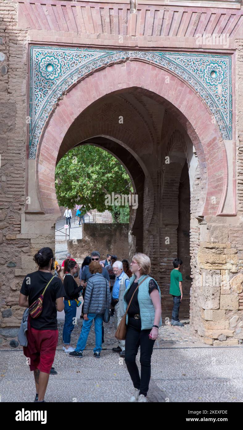 Persone in una porta d'arco islamica per l'Alhambra, Granada, Andalusia, Spagna Foto Stock