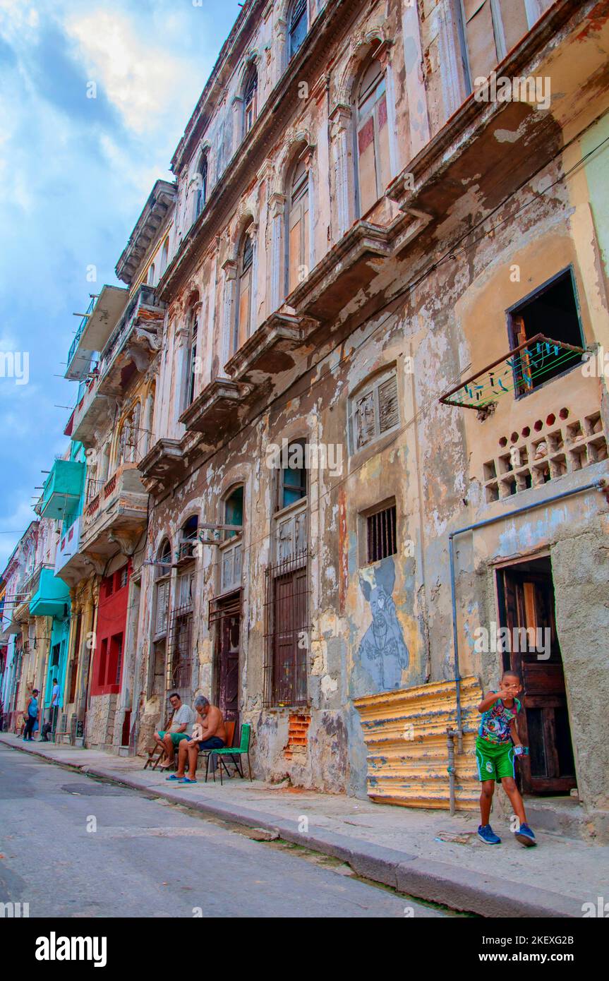 Bambino che cammina lungo la strada. L'Avana Vecchia, Cuba. Foto Stock