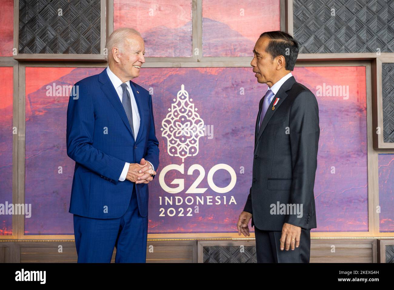 Nusa Dua, indonesiano. 14th Nov 2022. Nusa Dua, indonesiano. 14 Novembre 2022. Il presidente degli Stati Uniti Joe Biden, ha chiacchierato con il presidente indonesiano Joko Widodo, a destra, prima dell'inizio del loro incontro bilaterale faccia a faccia a margine del vertice del G20, 14 novembre 2022, a Bali, Indonesia. Credit: Adam Schultz/White House Photo/Alamy Live News Foto Stock