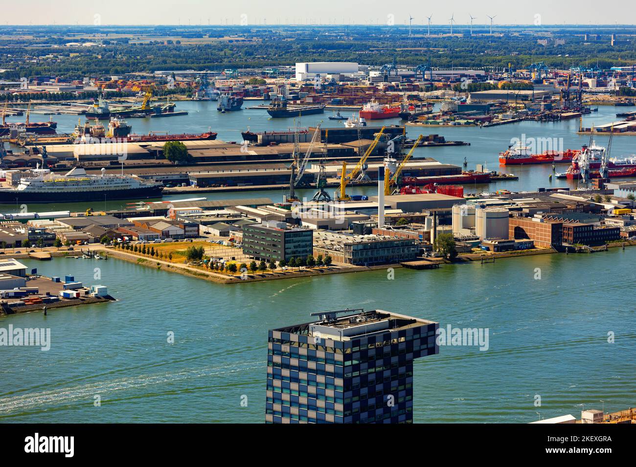 Vista sui droni del porto di Rotterdam alla foce dei fiumi Reno e Mosa il giorno d'estate Foto Stock