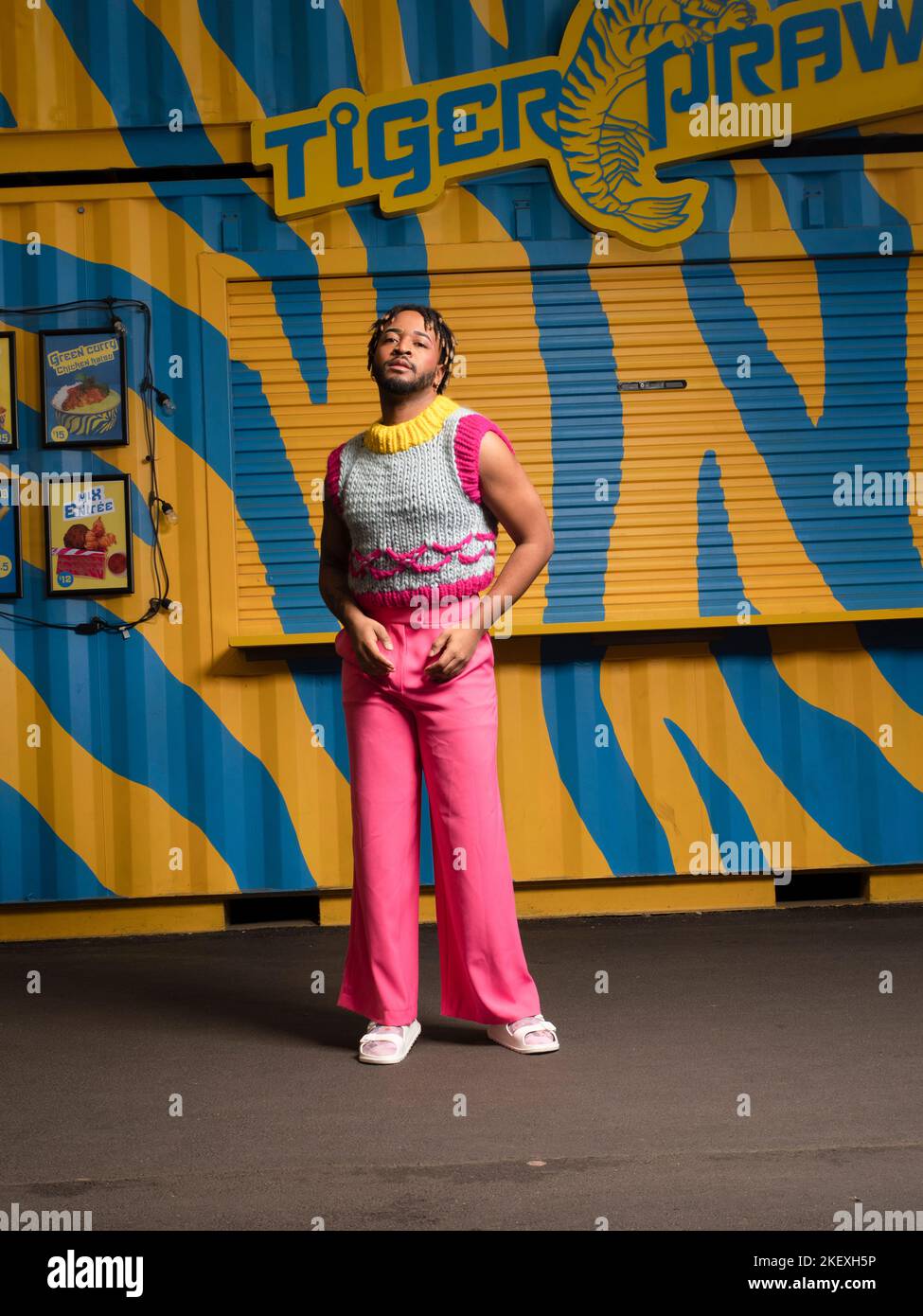 giovane uomo in un colorato ambiente urbano Foto Stock