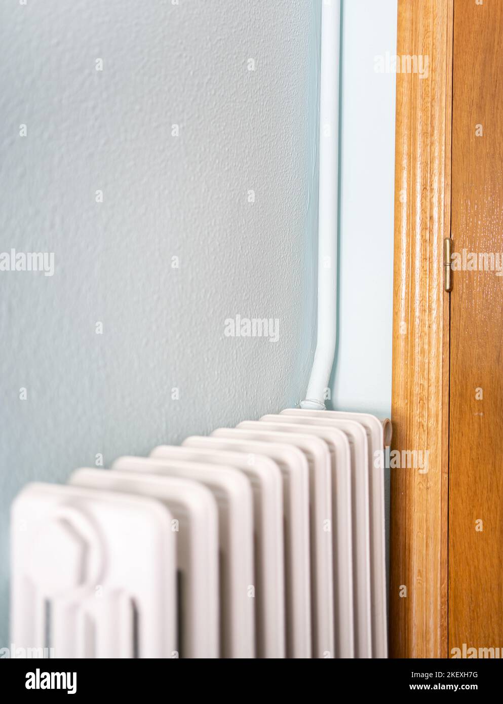 Radiatore di riscaldamento con installazione esterna e tubo esterno a casa Foto Stock