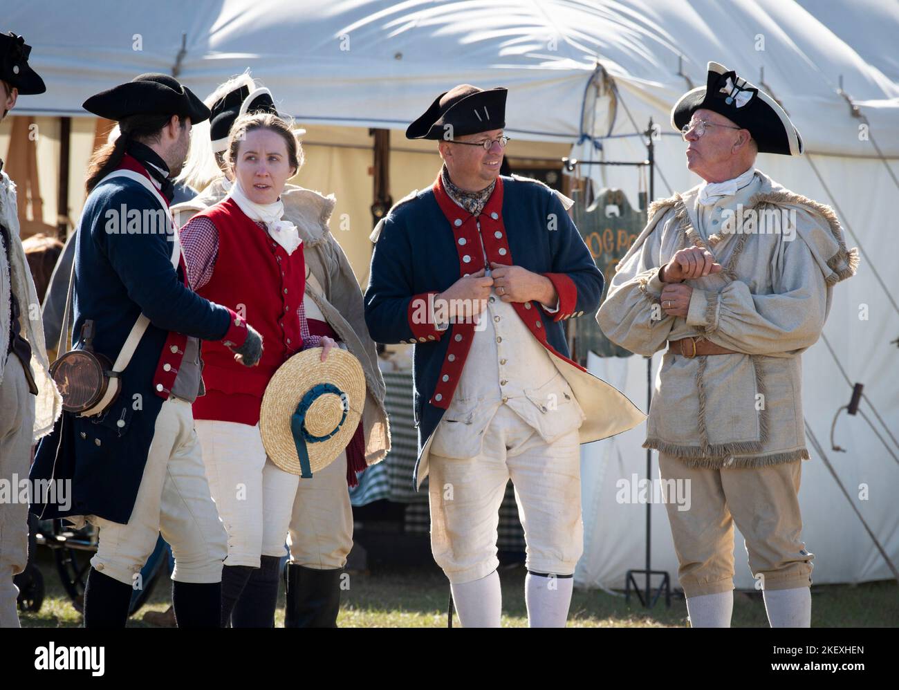 Kershaw, Carolina del Sud, Stati Uniti. 13th Nov 2022. Gli appassionati della guerra rivoluzionaria e gli appassionati re-attori ricreano la Battaglia di Camden, SC, consentendo ai visitatori di vivere la storia durante la guerra per l'indipendenza dal dominio britannico. La battaglia di Camden, combattuta nel 1780, fu una delle numerose devastanti sconfitte subite dagli americani nelle prime fasi dell'offensiva militare britannica nel Sud. Nella foto: I re-enactors coloniali godono le amicizie all'evento di storia vivente (Credit Image: © Robin Rayne/ZUMA Press Wire) Foto Stock