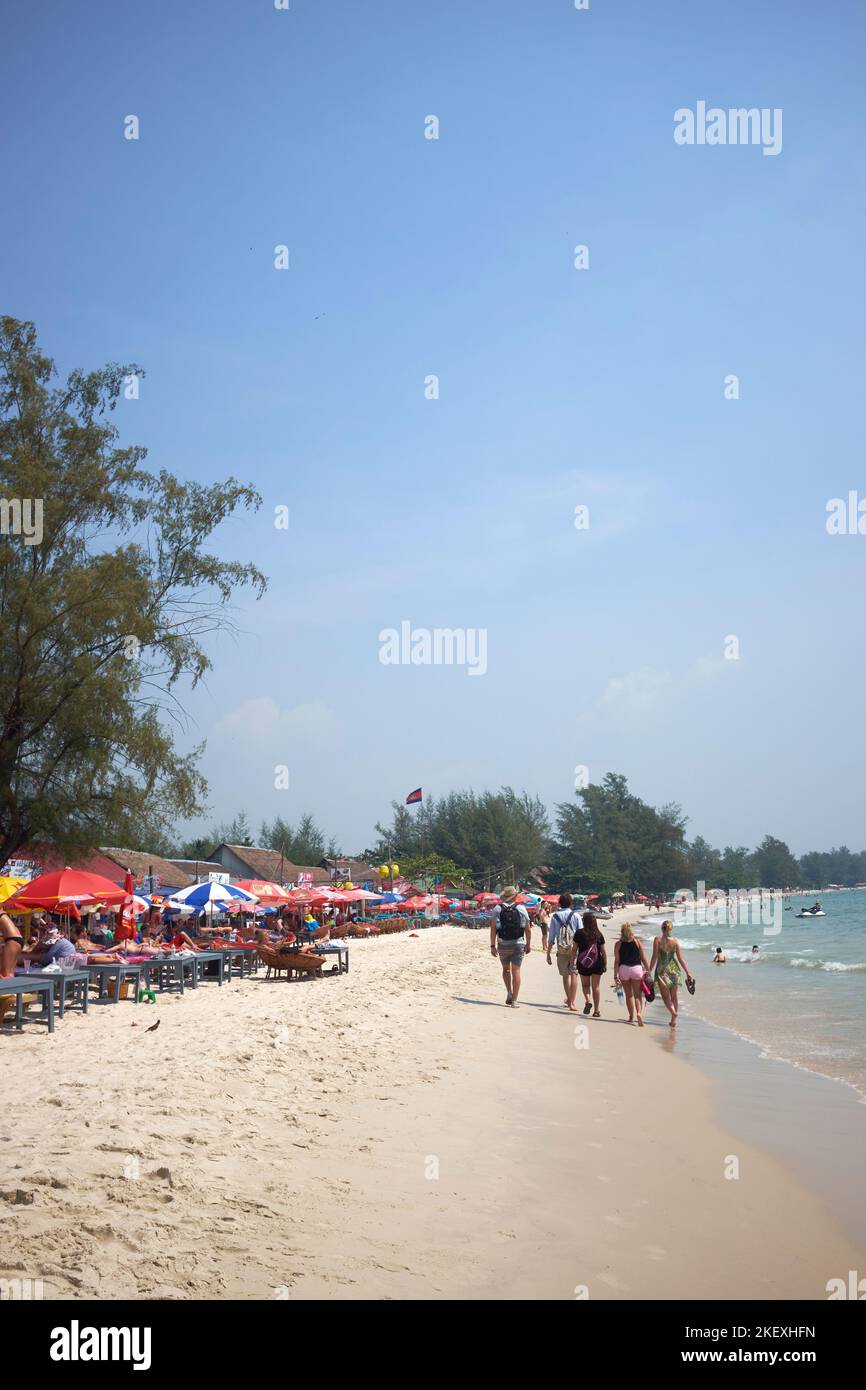 Spiaggia di sabbia con turisti ou Chheuteal Beach Sihanoukville Cambogia Foto Stock
