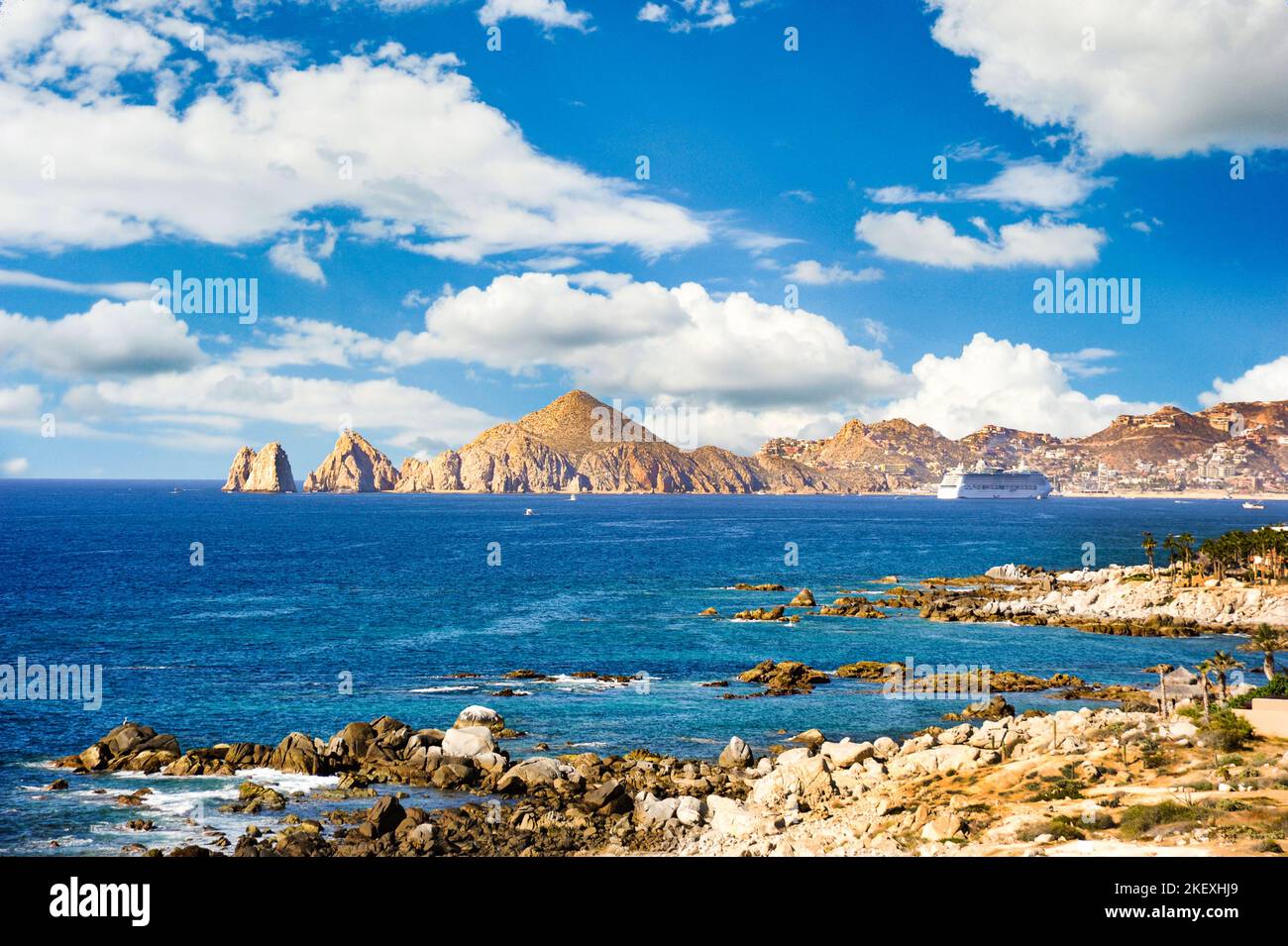 La fine della terra e la punta di Baja California con l'oceano blu cristallo in primo piano. Foto Stock