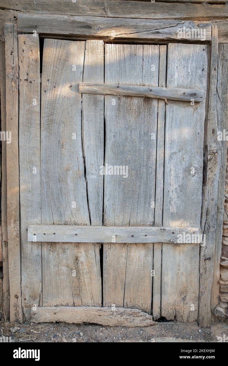 Primo piano di una porta rustica in legno Foto Stock