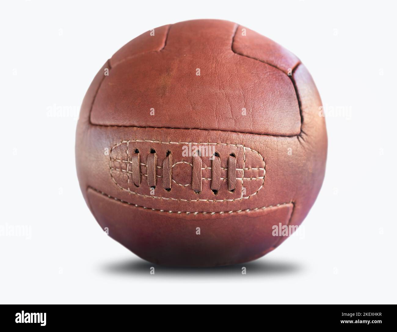 Foto di un isolatetto classico della palla da calcio d'epoca e sfondo bianco Foto Stock