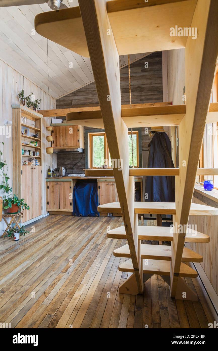 Scale retrattili in legno di pino e zona cucina con armadi in legno d'acero risalenti a 100 anni fa, dispensa all'interno di un cottage rustico di 11,5 x 32 metri. Foto Stock